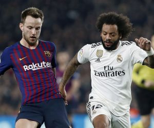 epa07348705 Real Madrid's Marcelo (R) in action against FC Barcelona's Ivan Rakitic (L) during a Spanish King's Cup semifinal first leg soccer match between FC Barcelona and Real Madrid at the Nou Camp stadium in Barcelona, Catalonia, north eastern Spain, 06 February.  EPA/ANDREU DALMAU
