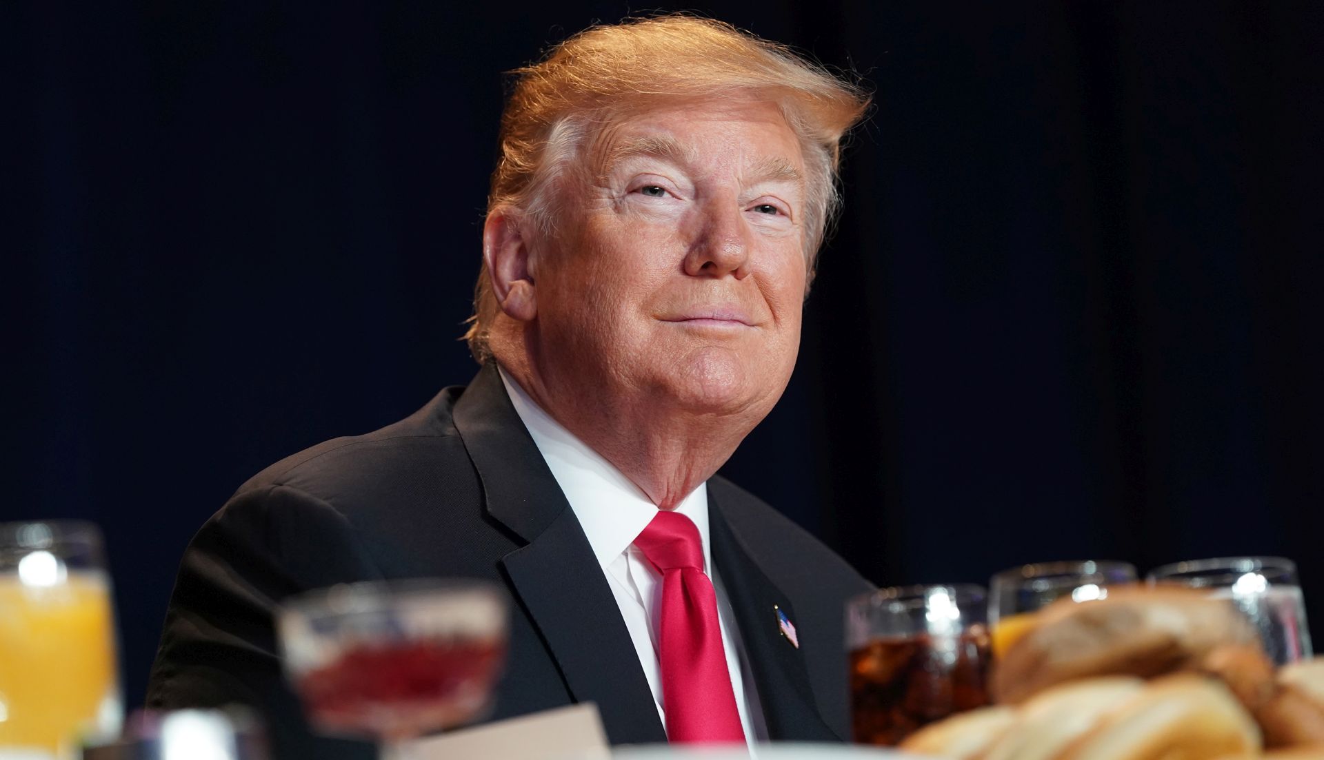 epa07350117 US President Donald J. Trump attends the 2019 National Prayer Breakfast in Washington DC, USA, 07 February 2019.  EPA/CHRIS KLEPONIS / POOL