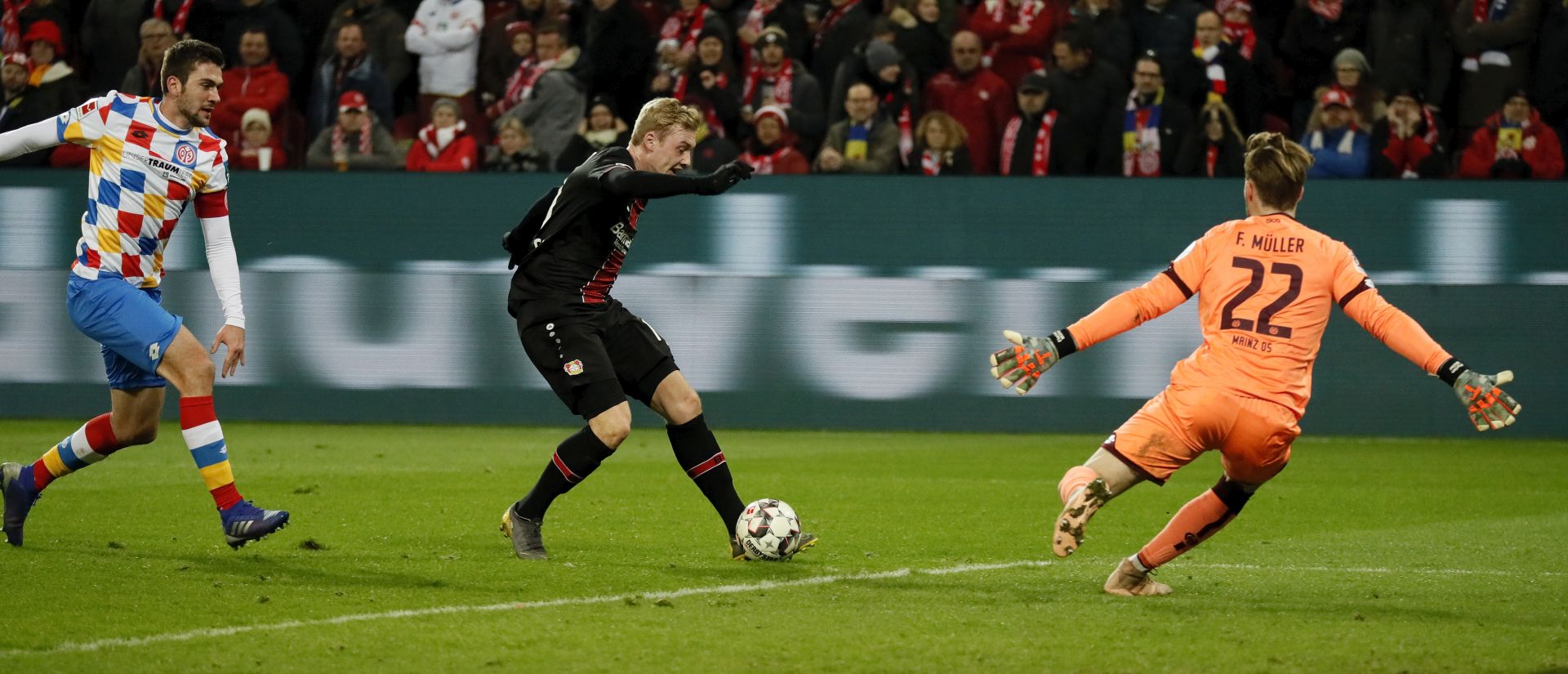 epa07353667 Leverkusen's Julian Brandt (C) scores the 3-1 lead during the German Bundesliga soccer match between 1. FSV Mainz 05 and Bayer Leverkusen in Mainz, Germany, 08 February 2019.  EPA/RONALD WITTEK CONDITIONS - ATTENTION: The DFL regulations prohibit any use of photographs as image sequences and/or quasi-video.