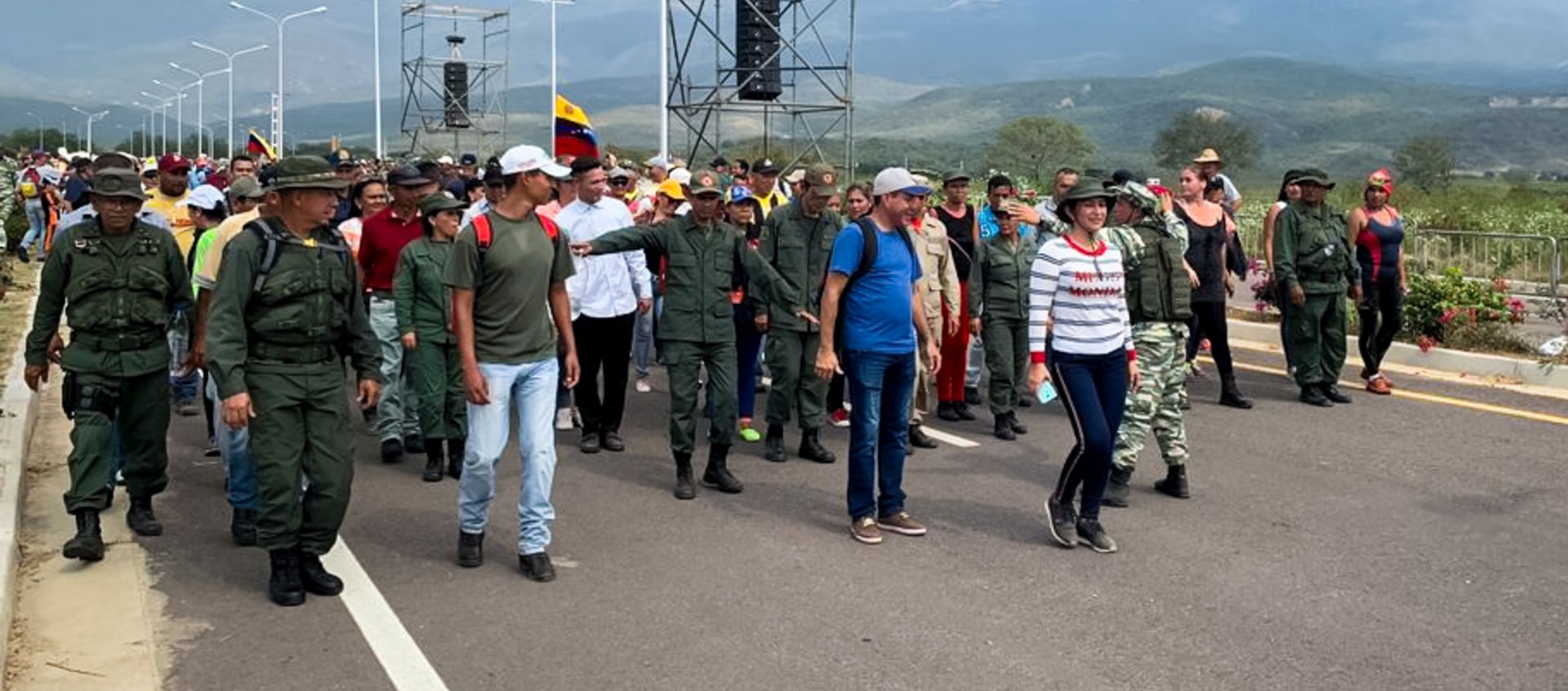 epa07389043 Dozens attend a concert called by Venezuelan President Nicolas Maduro at the border locality of Urena, in Venezuela, 22 February 2019, as a response to a concert organized by the opposition at the Colombian side of the border.  EPA/Hector Pereira MAXIMUM QUALITY AVAILABLE