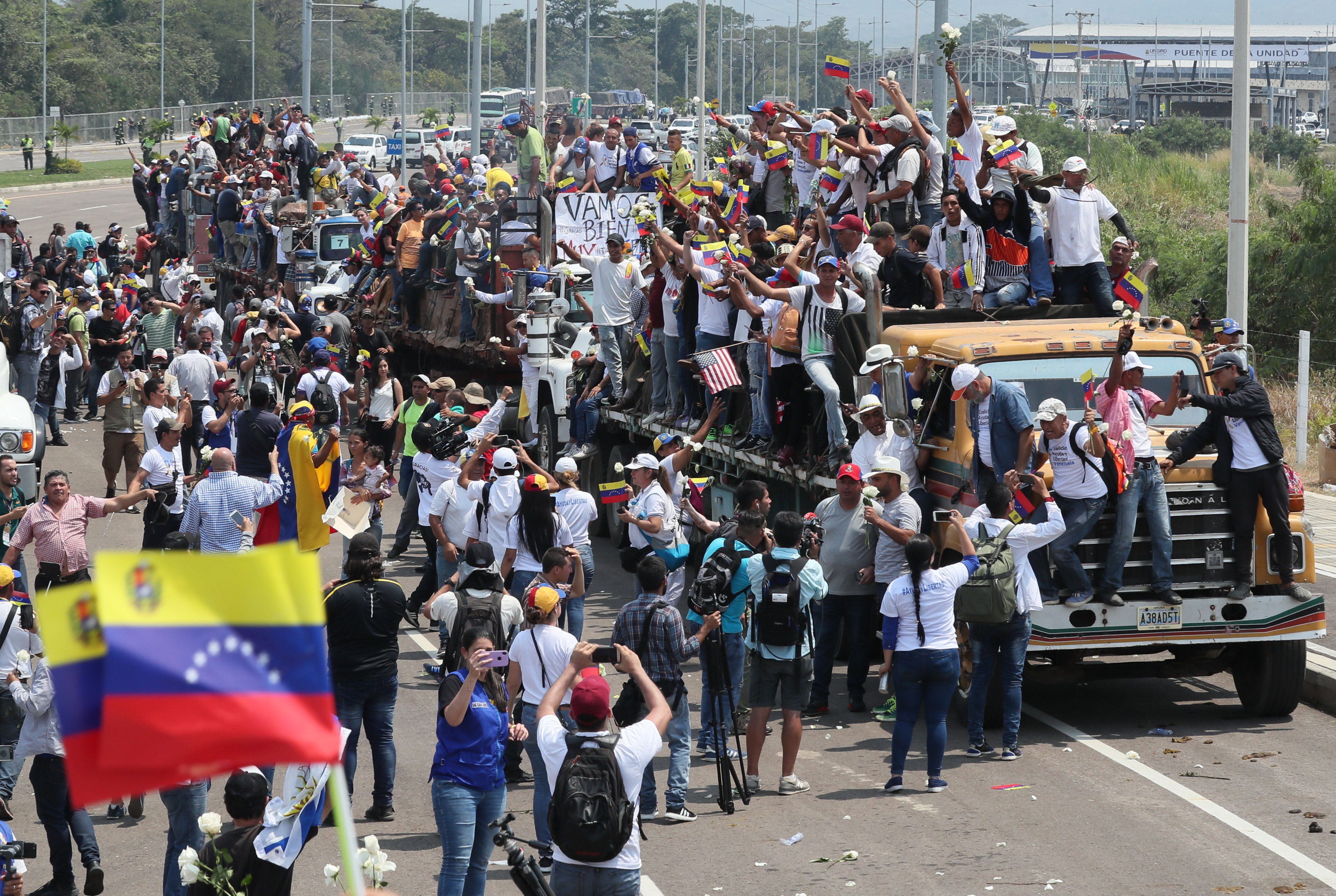 epa07391046 View of Venezuelan citizens riding in trucks, in Cucuta, Colombia, 23 February 2019. Hundreds of Venezuelans gathered today on the Colombian side of the Simon Bolivar international bridge that connects Cucuta with San Antonio, in the Venezuelan state of Tachira, to form a corridor to allow humanitarian aid to go to their country.  EPA/Mauricio Dueñas Castañeda