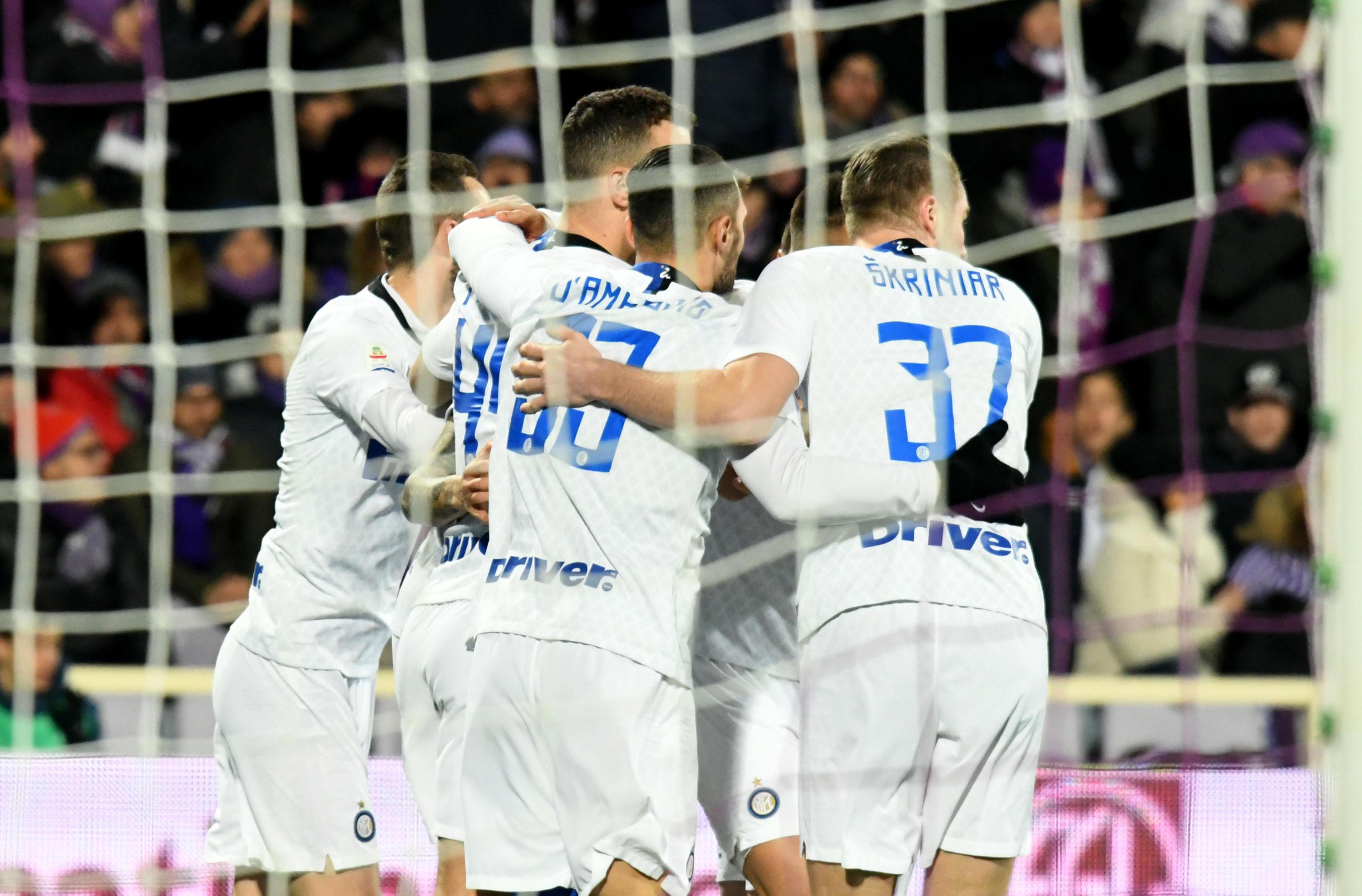 epa07393885 Inter's defender Matias Vecino celebrates with his teammates after scoring during the Italian Serie A soccer match between ACF Fiorentina and FC Inter at the Artemio Franchi stadium in Florence, Italy, 24 February 2019.  EPA/Claudio Giovannini