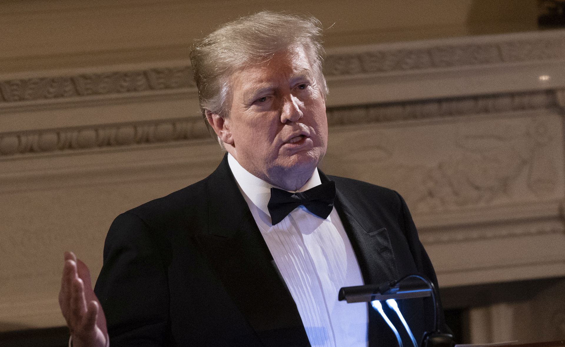 epa07394883 US President Donald J. Trump addresses the Governors' Ball at The White House, in Washington, DC, USA, 24 February 2019.  EPA/Chris Kleponis / POOL