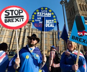epa07396963 Anti Brexit protesters stage a protest outside the British Houses of Parliament in Westminster, central London, Britain, 25 February 2019. Britain's Prime Minister, Theresa May is having talks with European leaders at a summit in the Egyptian resort of Sharm el-Sheikh.  EPA/VICKIE FLORES