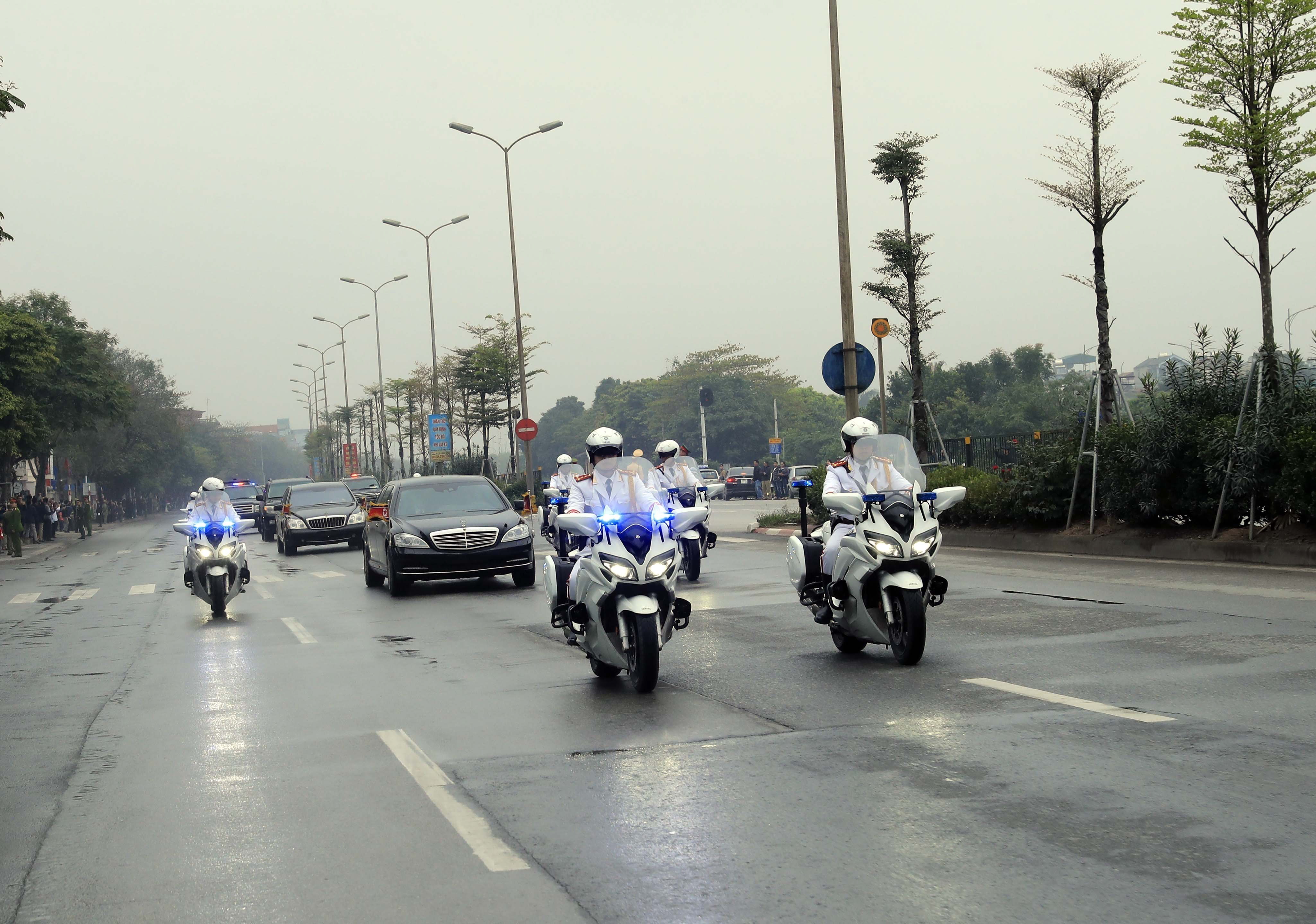 epa07397987 A motorcade with Korean leader Kim Jong-un travels from Dong Dang to Hanoi ahead of the US-North Korea summit hosted in Hanoi, Vietnam, 26 February 2019. The second meeting of the US President and the North Korean leader, running from 27 to 28 February 2019, focuses on furthering steps towards achieving peace and complete denuclearization of the Korean peninsula.  EPA/STR VIETNAM OUT  EDITORIAL USE ONLY