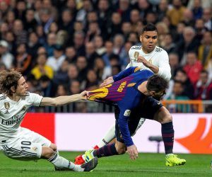 epa07402488 FC Barcelona's Lionel Messi (R) in action against Real Madrid's Luka Modric (L) during the Spain's King Cup second leg semifinal match between Real Madrid and FC Barcelona at Santiago Bernabeu stadium, in Madrid, Spain, 27 February 2019.  EPA/Rodrigo Jimenez