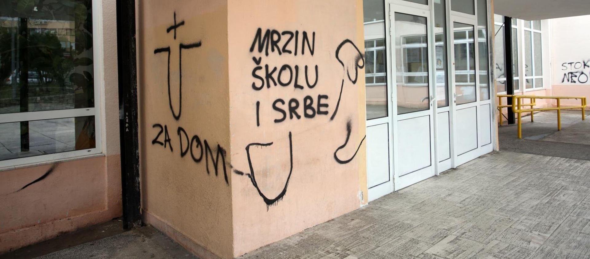 11.02.2019., Split - Na Osnovnoj skoli Skalice osvanuli su natpisi kojima se vrijedja Srbe. Photo: Miranda Cikotic/PIXSELL