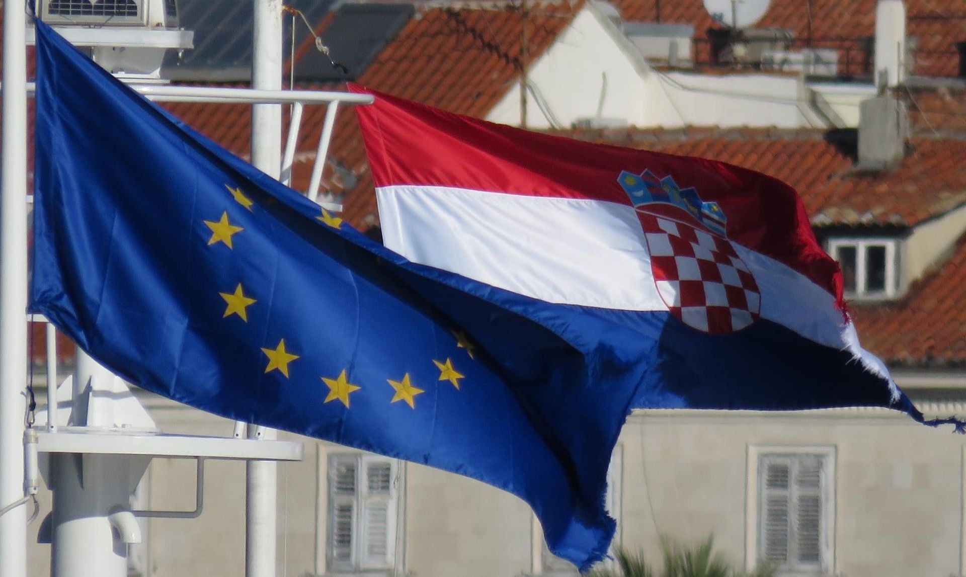 12.01.2015., Split - Europska i hrvatska zastava na carinskom gatu.
Photo: Ivo Cagalj/PIXSELL