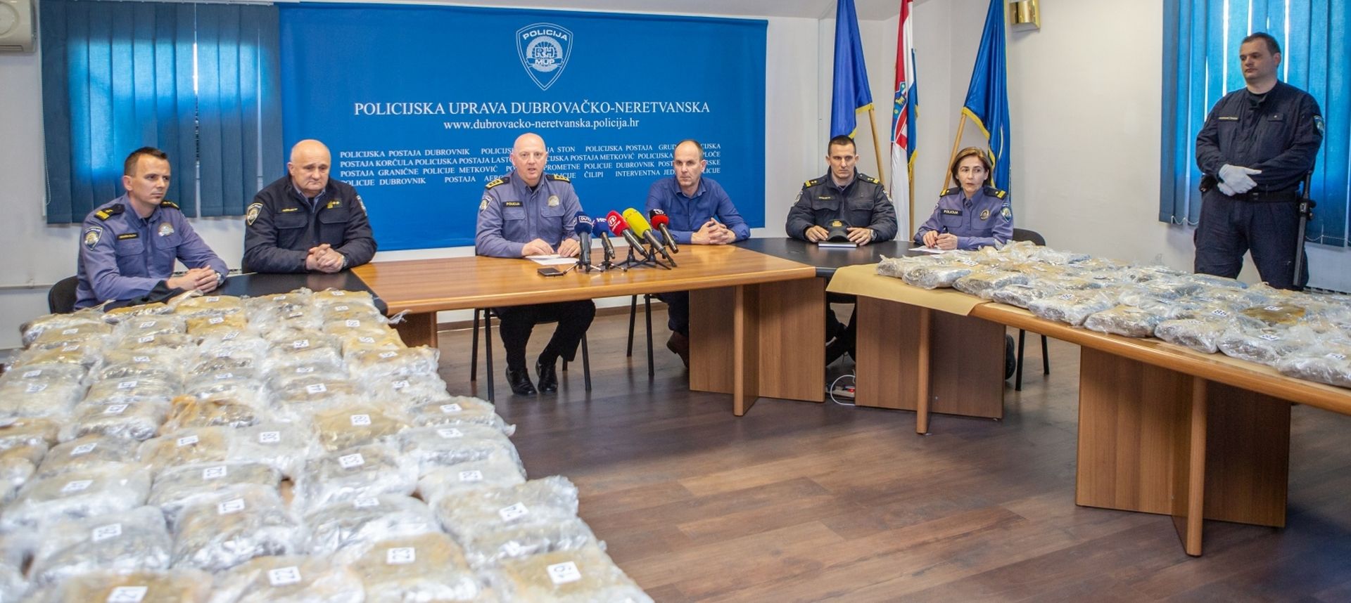 Dubrovnik: Policija zaplijenila 61 kilogram marihuane 21.02.2019., Vila Palma, Dubrovnik - Na podrucju PU dubrovacko-neretvanske je zaplijenjena veca kolicina droge, a o dovrsenom opseznom kriminalistickom istrazvanju okoncanom proteklih dana u ovoj Policijskoj upravi govorio je na izvanrednoj konferenciji za medije nacelnik Ivan Pavlicevic sa suradnicima. Pronadjen je 61 kilogram marihuane pakiran u 118 paketica.
Photo: Grgo Jelavic/PIXSELL