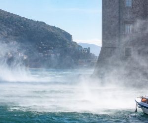 Bura u Dubrovniku prouzročila mnoge probleme 23.02.2019., Dubrovnik - Orkanska bura u Dubrovniku prouzrocila brojne probleme, od materijalne stete do prekida u prometu.
Photo: Grgo Jelavic/PIXSELL