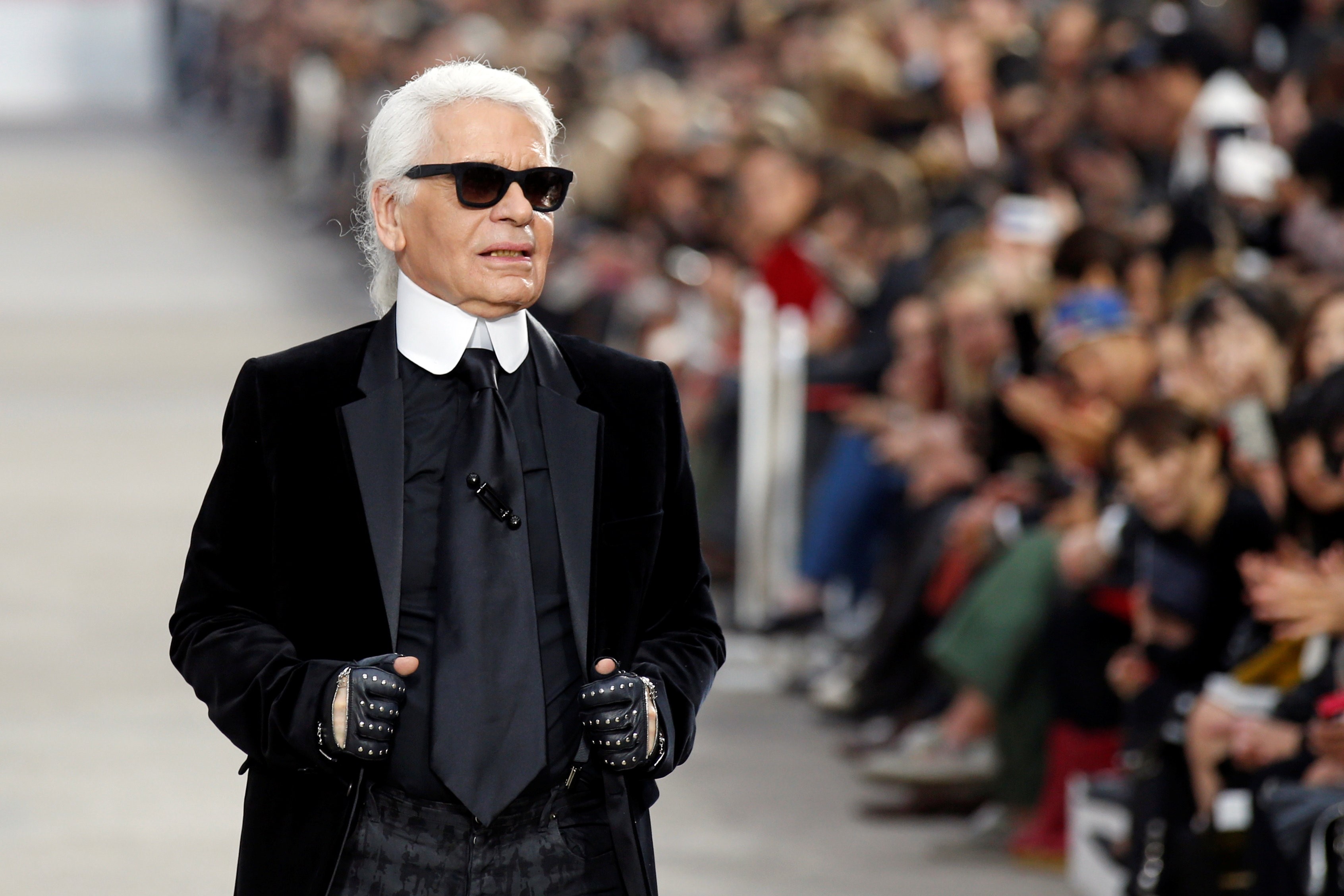 FILE PHOTO -  German designer Karl Lagerfeld appears at the end of his Spring/Summer 2014 women's ready-to-wear fashion show for French fashion house Chanel during Paris fashion week FILE PHOTO -  German designer Karl Lagerfeld appears at the end of his Spring/Summer 2014 women's ready-to-wear fashion show for French fashion house Chanel during Paris fashion week October 1, 2013. REUTERS/Benoit Tessier/File Photo Benoit Tessier