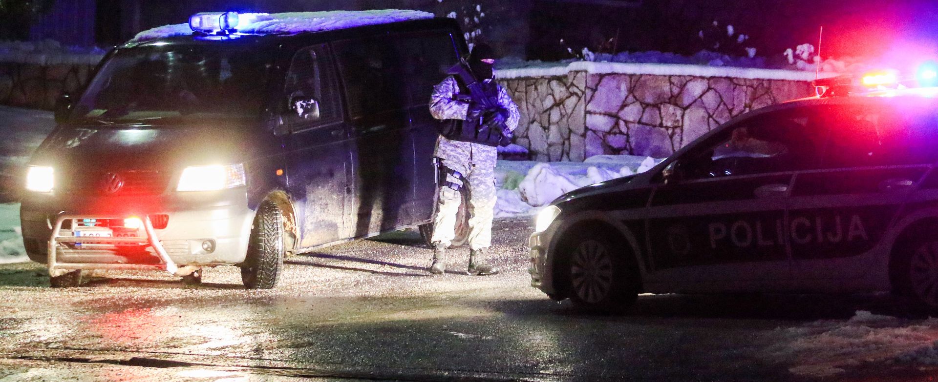 12.02.2019, Suhodol, Bosna i Hercegovina - Policija na skretanju prema Suhodolu, par kilometara od mjesta gdje je Edin Gacic ubio Mahira Begica. 

Photo: Armin Durgut/PIXSELL
