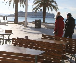 Split: Zbog zahlađenja tek malobrojni građani uživaju na rivi 04.01.2019., Split - Zbog zahladjenja tek rijetki prijepodne uzivaju na rivi. Photo: Ivo Cagalj/PIXSELL
