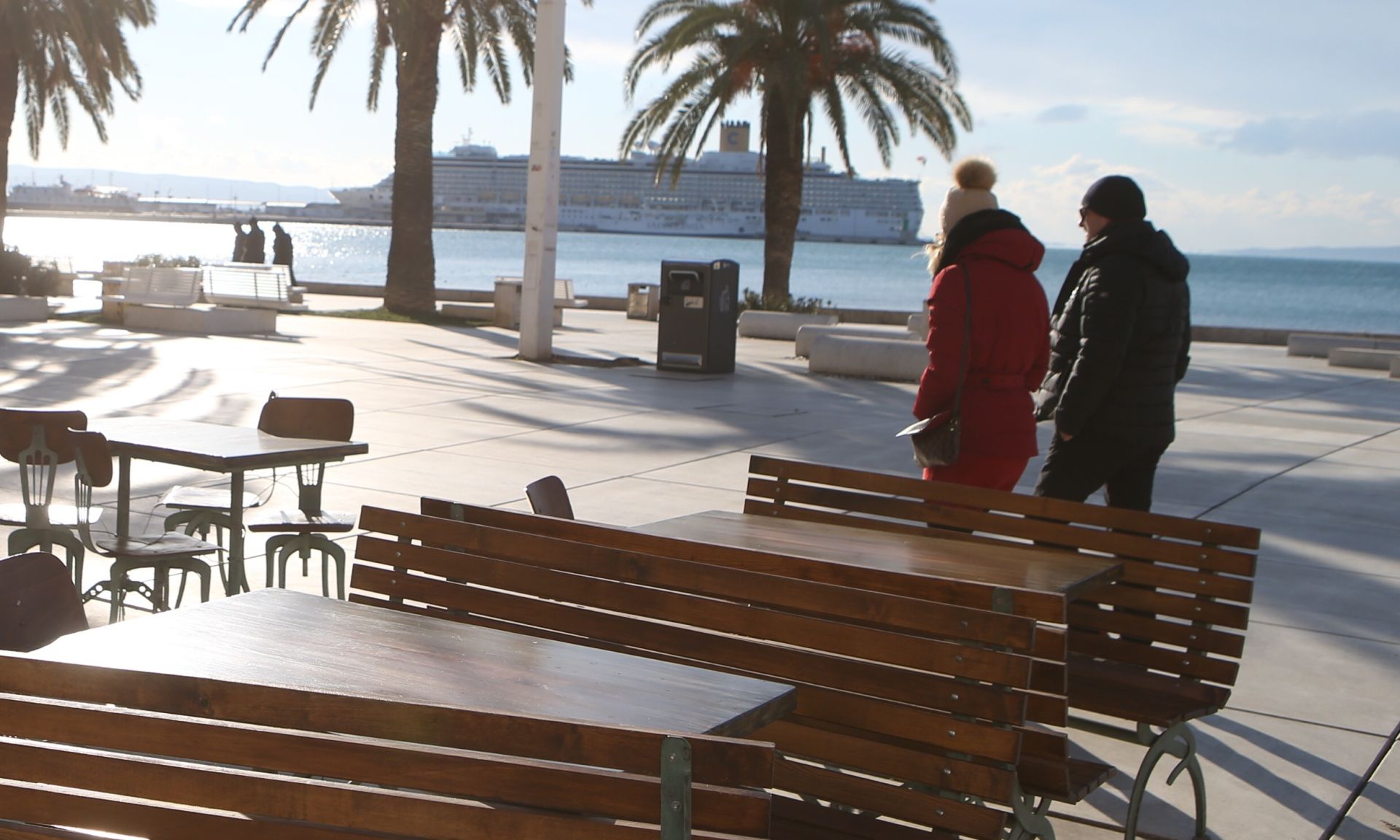 Split: Zbog zahlađenja tek malobrojni građani uživaju na rivi 04.01.2019., Split - Zbog zahladjenja tek rijetki prijepodne uzivaju na rivi. Photo: Ivo Cagalj/PIXSELL
