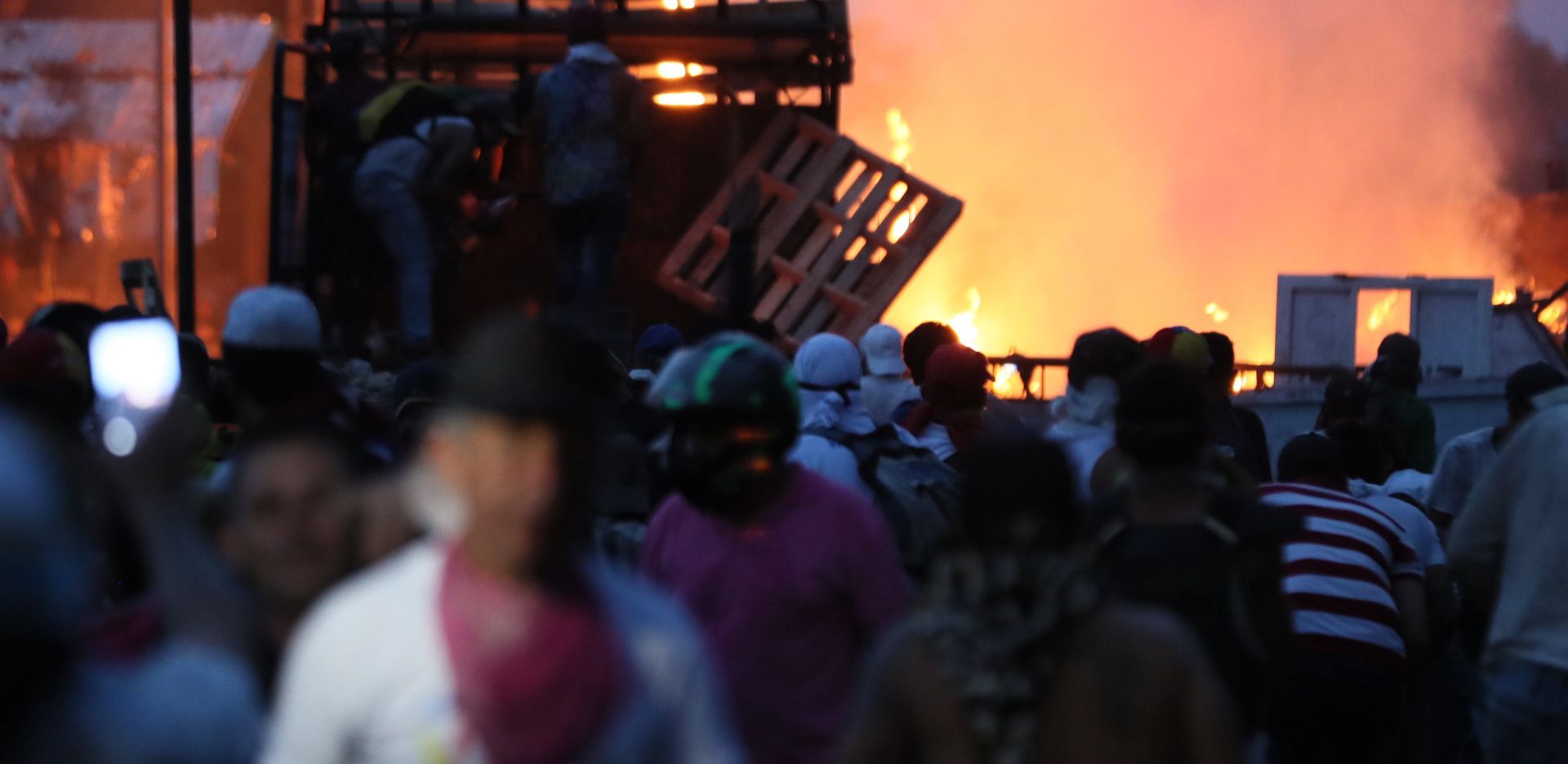 epa07391570 Demonstrators clash with members of the Bolivarian National Police on the Francisco de Paula Santander bridge on the border between Cucuta, Colombia, and Venezuela, 23 February 2019.  EPA/MAURICIO DUENAS CASTANEDA