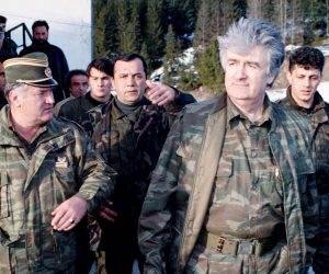 Beograd, 26.05.2011 - Arhivska foografija iz travnja 1995. godine prikazuje nekadanjeg voðu bosanskih Srba Radovana Karadiæa i Ratka Mladiæa na planini Vlaiæ. Srbijanska policija uhitila je tijekom prijepodneva mukarca po imenu Milorad Komadiæ, za kojega se sumnja da je odbjegli haaki optuenik Ratko Mladiæ, a u tijeku je provjera identiteta, javila je u èetvrtak televizija B92. 
foto FaH/ TANJUG/SAVA RADOVANOVIC /ds