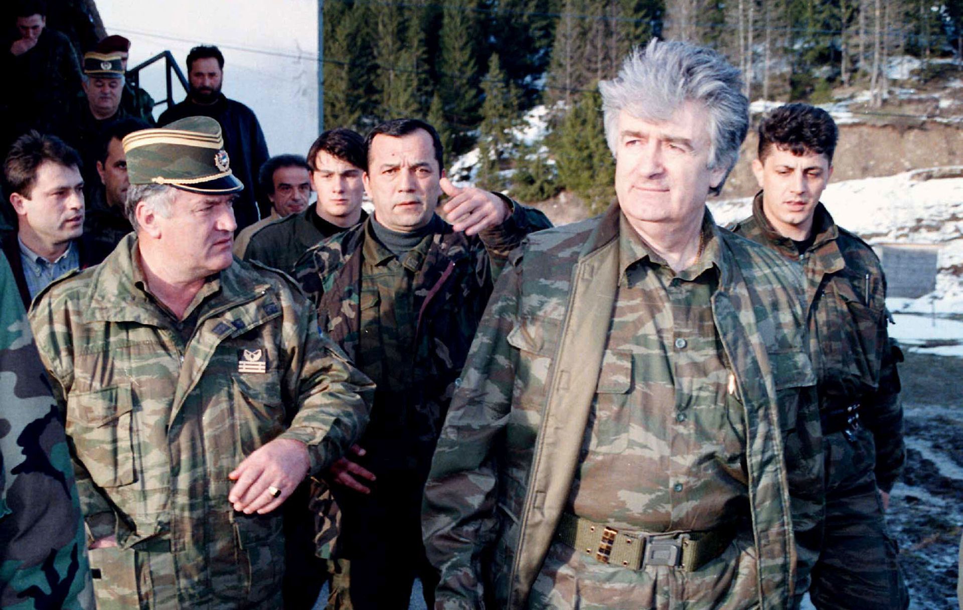 Beograd, 26.05.2011 - Arhivska foografija iz travnja 1995. godine prikazuje nekadanjeg voðu bosanskih Srba Radovana Karadiæa i Ratka Mladiæa na planini Vlaiæ. Srbijanska policija uhitila je tijekom prijepodneva mukarca po imenu Milorad Komadiæ, za kojega se sumnja da je odbjegli haaki optuenik Ratko Mladiæ, a u tijeku je provjera identiteta, javila je u èetvrtak televizija B92. 
foto FaH/ TANJUG/SAVA RADOVANOVIC /ds