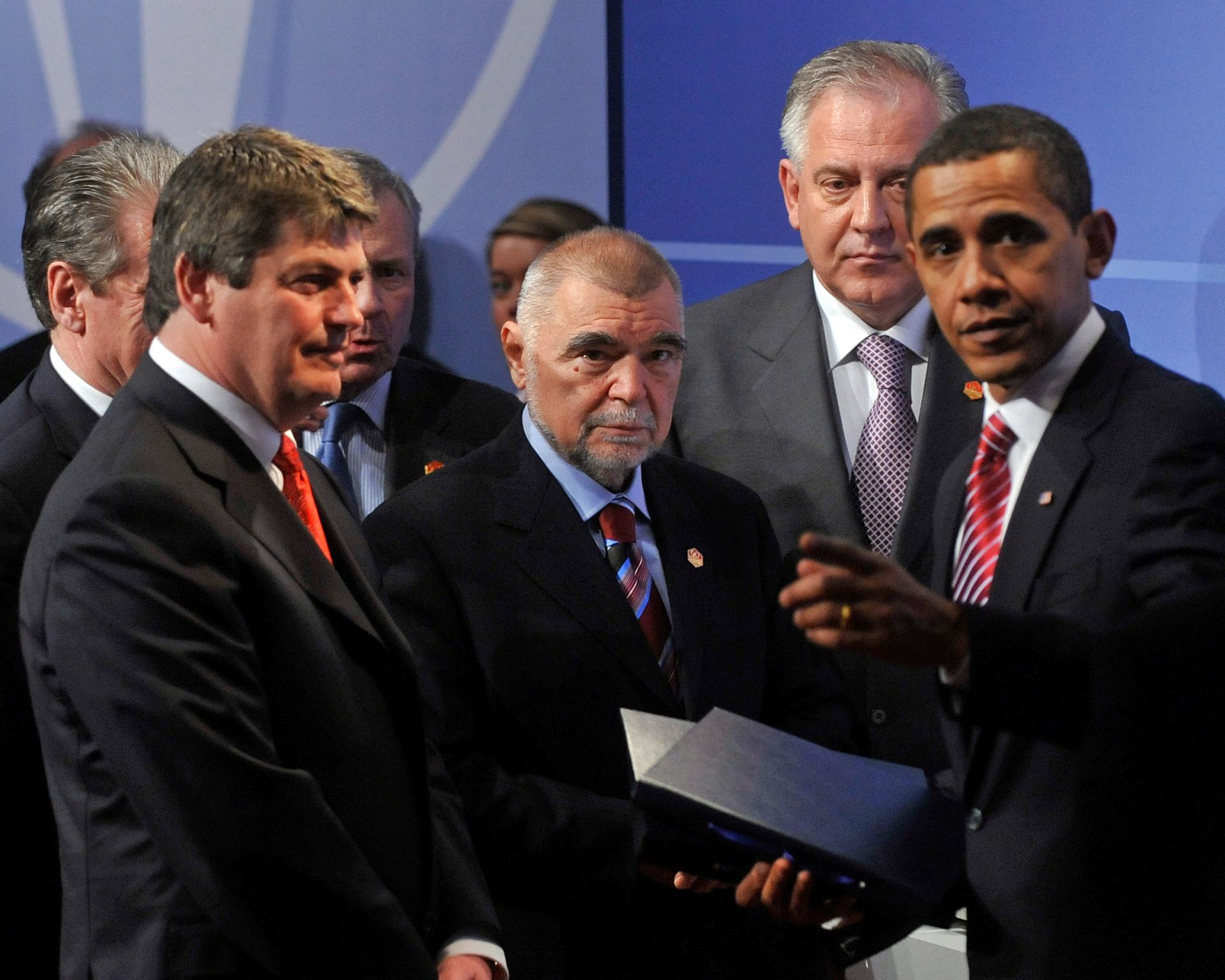 Strasbourg, 04.04.2009 - Amerièki predsjednik Barack Obama uruèio je u subotu na poèetku sastanka Sjevernoatlantskog vijeæa predsjednicima Hrvatske i Albanije Stjepanu Mesiæu i Bamiru Topiju kopiju Washingtonskog ugovora, èime im je simbolièno izraena dobrodolica u NATO. "Ponosni smo i uzbuðeni to vas imamo za saveznike, zasluili ste mjesto za zajednièkim stolom", rekao je Obama u kratkom govoru dobrodolice. Uz predsjednike dviju drava prigodom predaje kopija ugovora stajali su i premijeri Ivo Sanader i Sali Berisha. Na slici predsjednik Republike Hrvatske Stepan Mesiæ, hrvatski premijer Ivo Sanader, amerièki predsjednik Barak Obama i albanski predsjednik Bamir Topi.
foto FaH/ Damir SENÈAR /ds