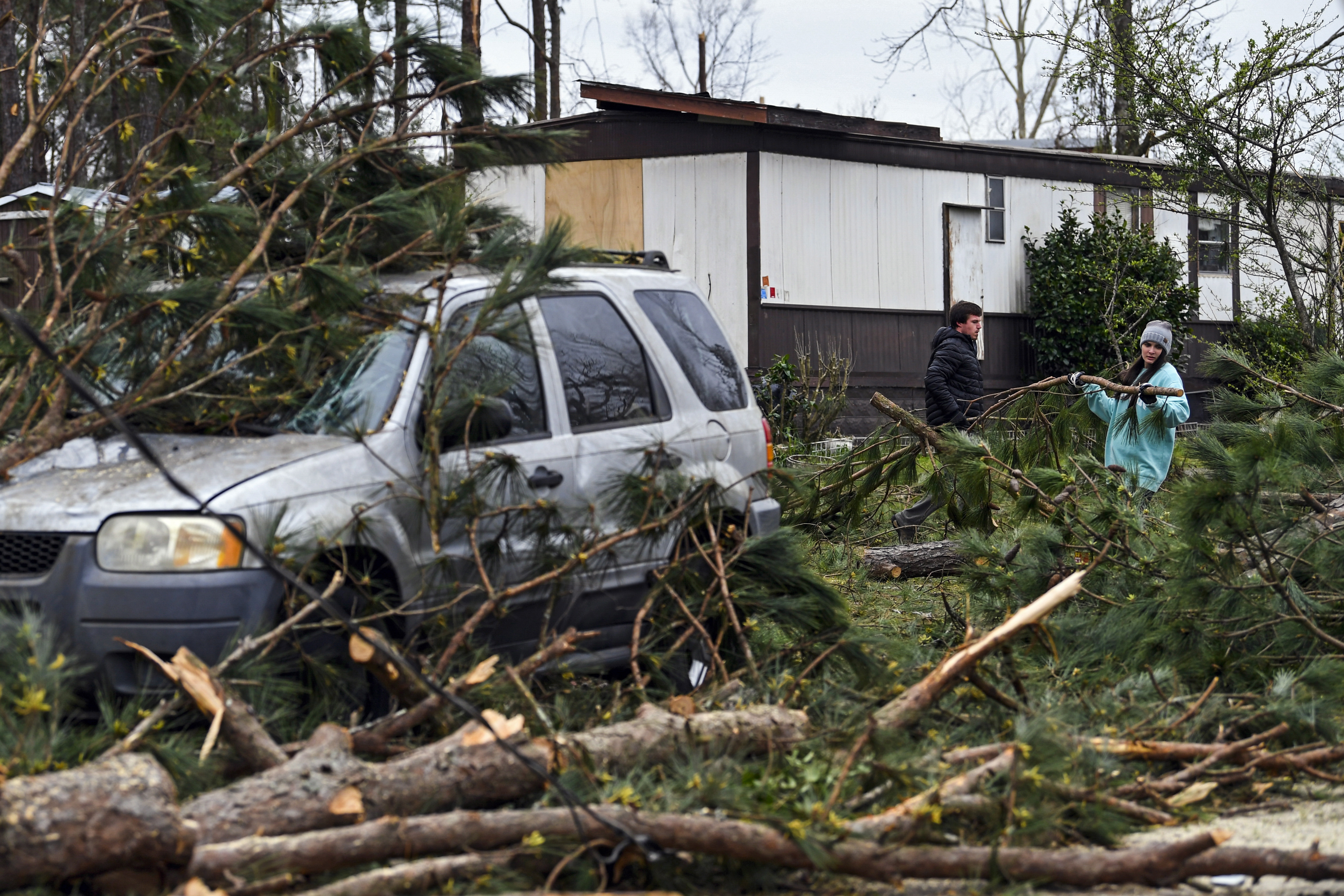epa07413524 Volunteers from the community help clear debris from an area which the previsou day was hit by a tornado, in Beauregard, Alabama, USA, 04 March 2019. So far 23 in the state are confirmed dead.  EPA/John Amis