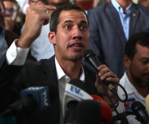 epa07415819 Venezuelan opposition leader Juan Guaido takes part in a press conference after a meeting with trade unions' representatives and public servants at the Engineers Association of Carcas, Venezuela, 05 March 2019.  EPA/Rayner Pena