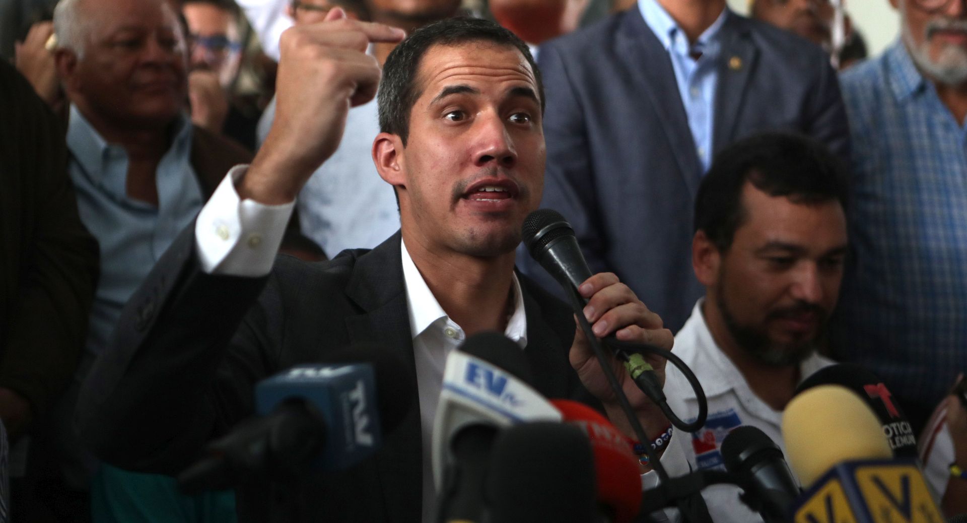 epa07415819 Venezuelan opposition leader Juan Guaido takes part in a press conference after a meeting with trade unions' representatives and public servants at the Engineers Association of Carcas, Venezuela, 05 March 2019.  EPA/Rayner Pena