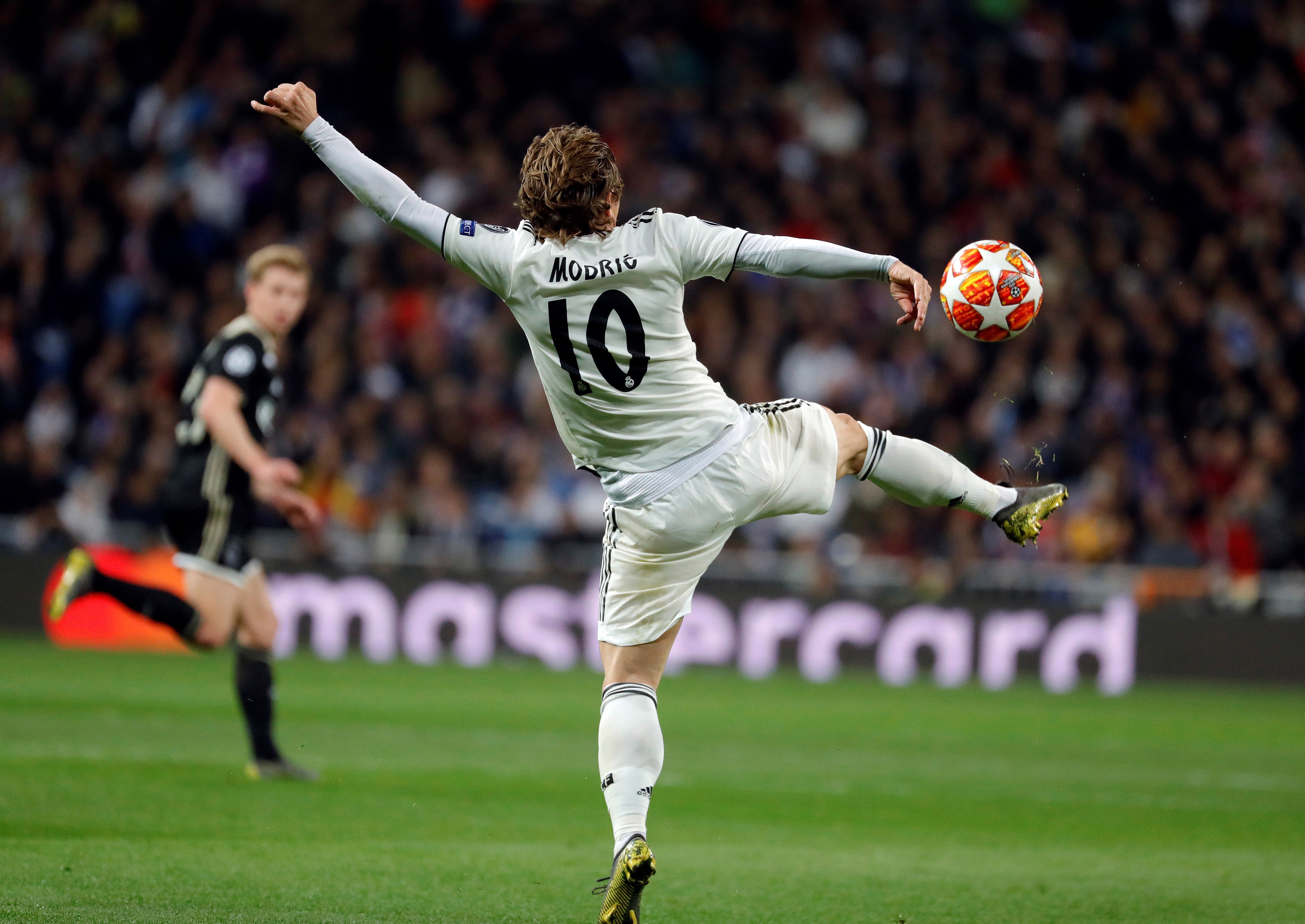 epa07416006 Real Madrid's Luka Modric in action during the UEFA Champions League round of 16 second leg match between Real Madrid and Ajax at the Santiago Bernabeu stadium in Madrid, Spain, 05 March 2019.  EPA/JUANJO MARTIN