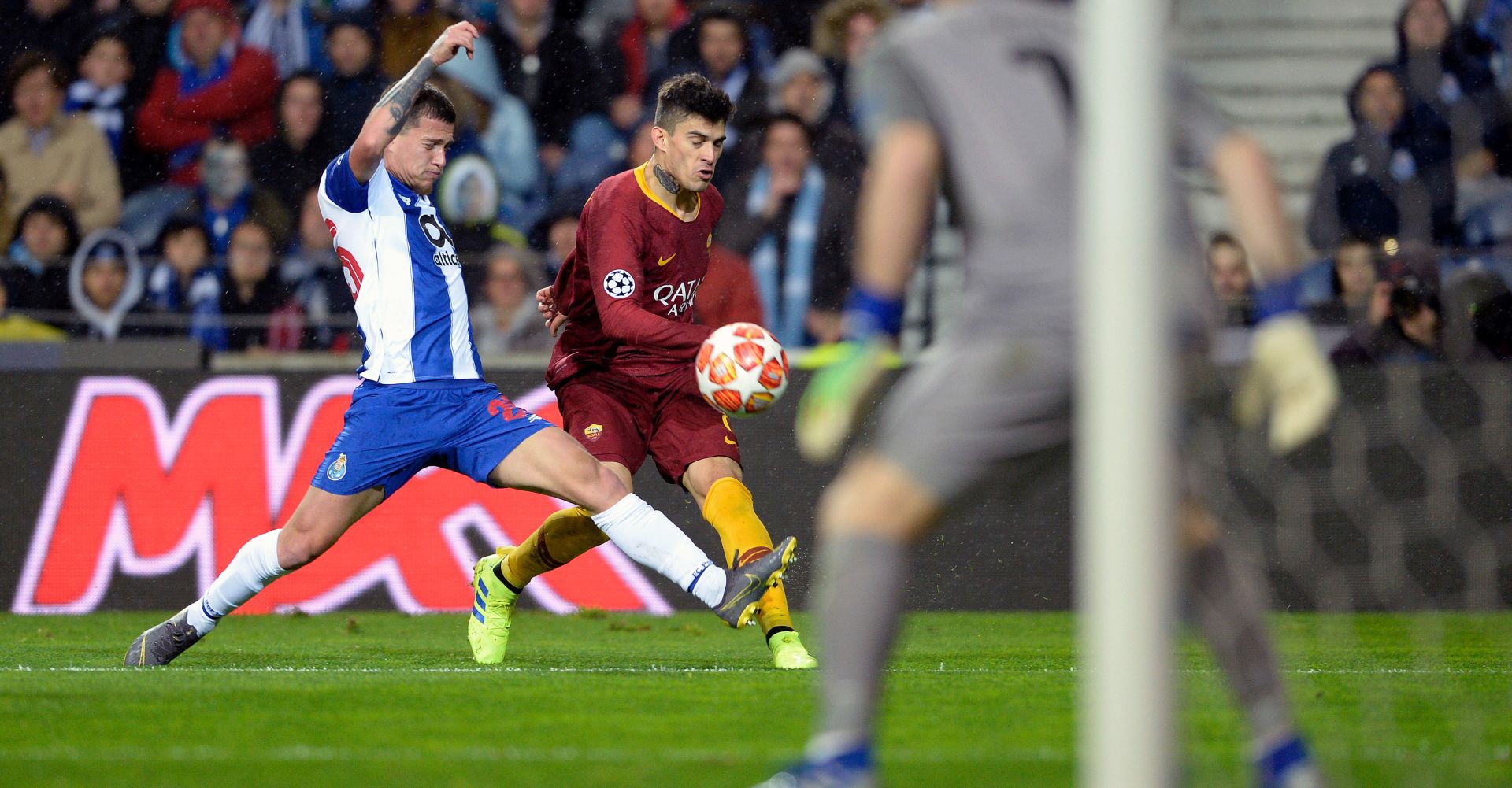 epa07418156 FC Porto's Otávio (L) vies for the ball with Roma's Diego Perotti during their Champions League lround of 16 second leg soccer match, held at Dragao stadium, Porto, Portugal, 6 March 2019.  EPA/FERNANDO VELUDO