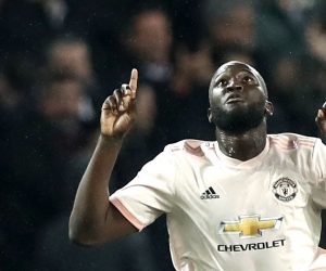 epa07418143 Romelu Lukaku of Manchester United celebrates after scoring the 2-1 lead during the UEFA Champions League round of 16 second leg soccer match between PSG and Manchester United at the Parc des Princes Stadium in Paris, France, 06 March 2019.  EPA/IAN LANGSDON