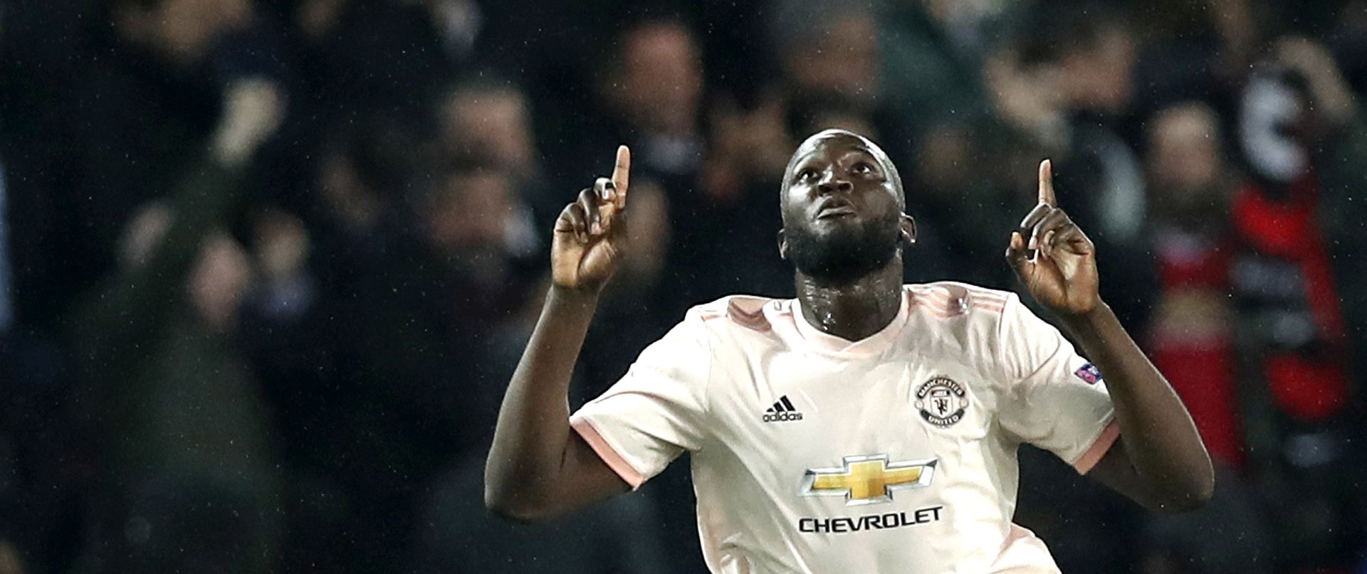 epa07418143 Romelu Lukaku of Manchester United celebrates after scoring the 2-1 lead during the UEFA Champions League round of 16 second leg soccer match between PSG and Manchester United at the Parc des Princes Stadium in Paris, France, 06 March 2019.  EPA/IAN LANGSDON