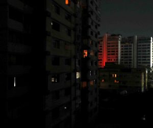 epa07421291 General view of buildings with emergency lights during a power outage in Caracas, Venezuela, 07 March 2019. Venezuela suffered a power outage on 07 March that saw at least 14 states affected, including the country's capital.  EPA/RAUL MARTINEZ SHUTTERSTOCK OUT