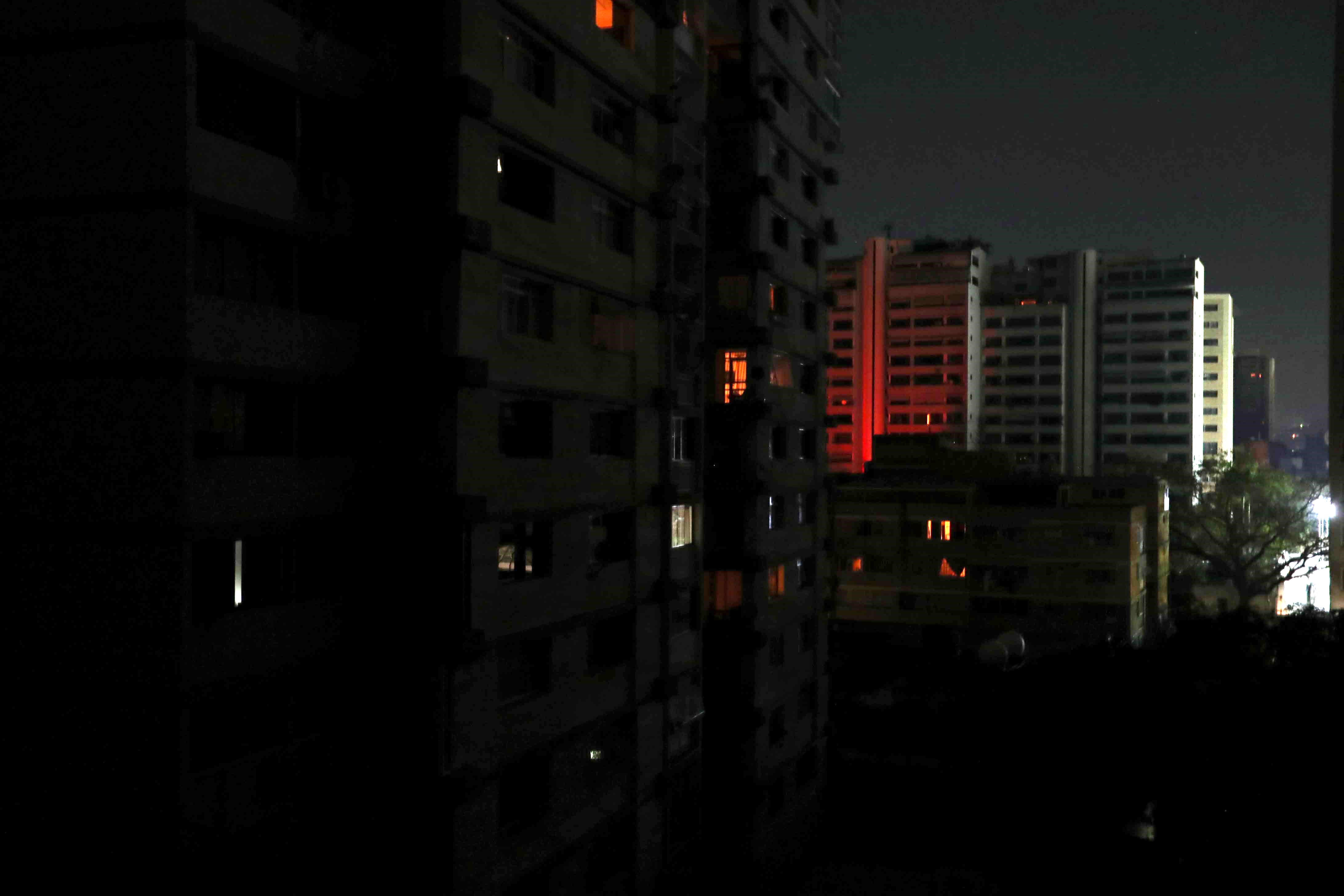 epa07421291 General view of buildings with emergency lights during a power outage in Caracas, Venezuela, 07 March 2019. Venezuela suffered a power outage on 07 March that saw at least 14 states affected, including the country's capital.  EPA/RAUL MARTINEZ SHUTTERSTOCK OUT