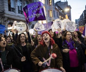 epa07423276 Thousands of women shout slogans as Turkish police block the roads during a rally marking the International Women's Day at Istiklal Street in Istanbul, Turkey, 08 March 2018. International Women's Day is celebrated globally on 08 March to promote women's rights and equality.  EPA/SEDAT SUNA