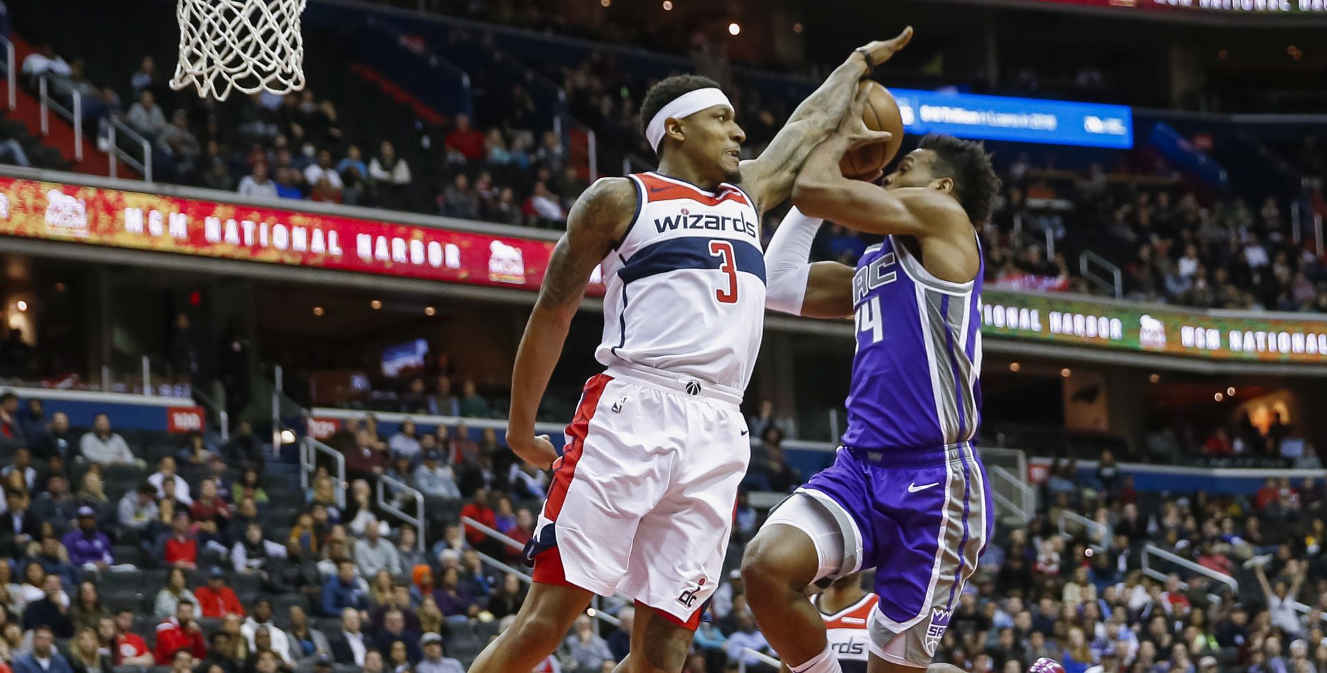 epa07430013 Sacramento Kings guard Buddy Hield (R) of the Bahamas in action against Washington Wizards guard Bradley Beal (L) during the second half of the NBA basketball game between the Sacramento Kings and the Washington Wizards at CapitalOne Arena in Washington, DC, USA, 11 March 2019.  EPA/ERIK S. LESSER SHUTTERSTOCK OUT