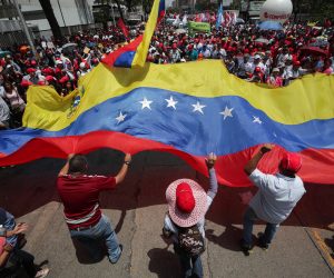epa07443525 Supporters of Venezuelan President Nicolas Maduro participate in a march against the alleged 'cyber attack' to Venezuelan electric system, in Caracas, Venezuela, 16 March 2019.  EPA/RAYNER PENA