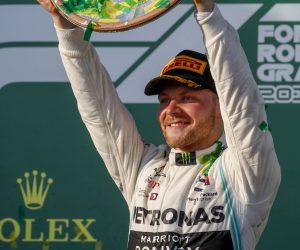 epa07444138 Finnish Formula One driver Valtteri Bottas of Mercedes AMG GP lifts his first place trophy after winning the 2019 Formula One Grand Prix of Australia at the Albert Park Grand Prix Circuit in Melbourne, Australia, 17 March 2019.  EPA/DIEGO AZUBEL