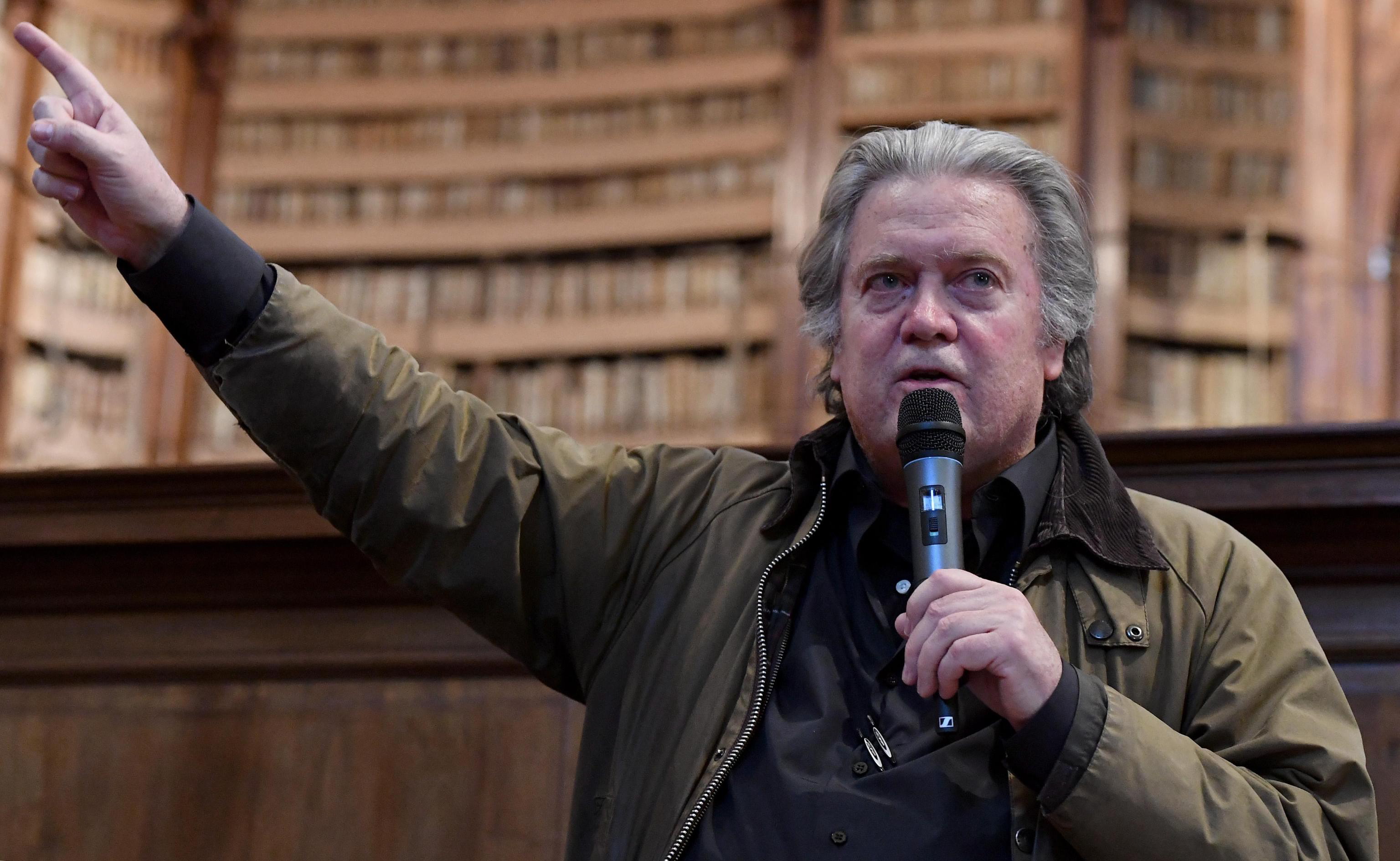 epa07453852 Former White House strategist Steve Bannon speaks as he holds The Daily Telegraph newspaper during a political meeting in Rome, Italy, 21 March 2019.  EPA/ETTORE FERRARI