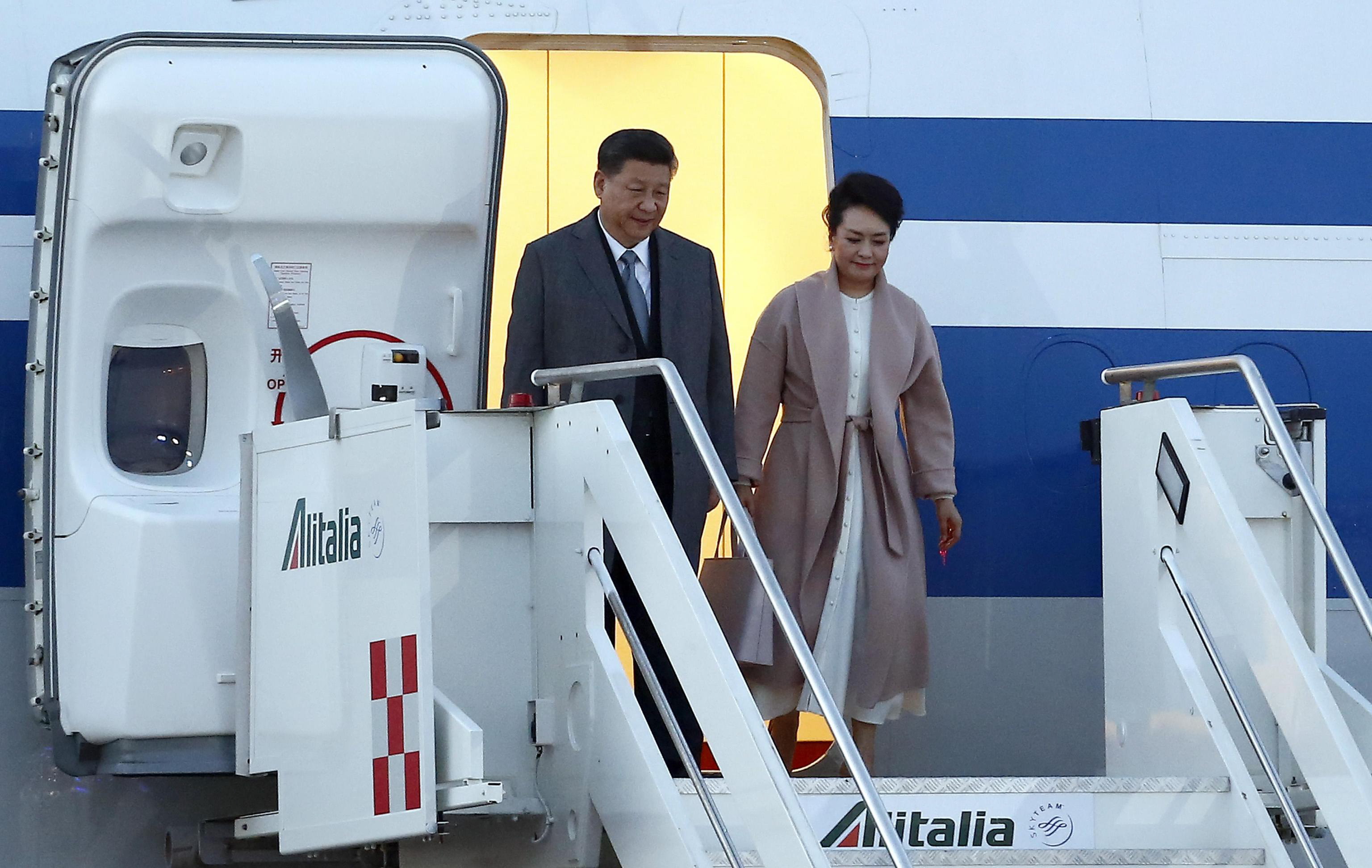epa07454094 Chinese President Xi Jinping (L) and his wife Peng Liyuan (R) arrive at Rome's Leonardo Da Vinci airport in Fiumicino, Rome, Italy, 21 March 2019. Jinping is in Italy to sign a memorandum of understanding to make Italy the first Group of Seven leading democracies to join China's ambitious Belt and Road infrastructure project.  EPA/STR