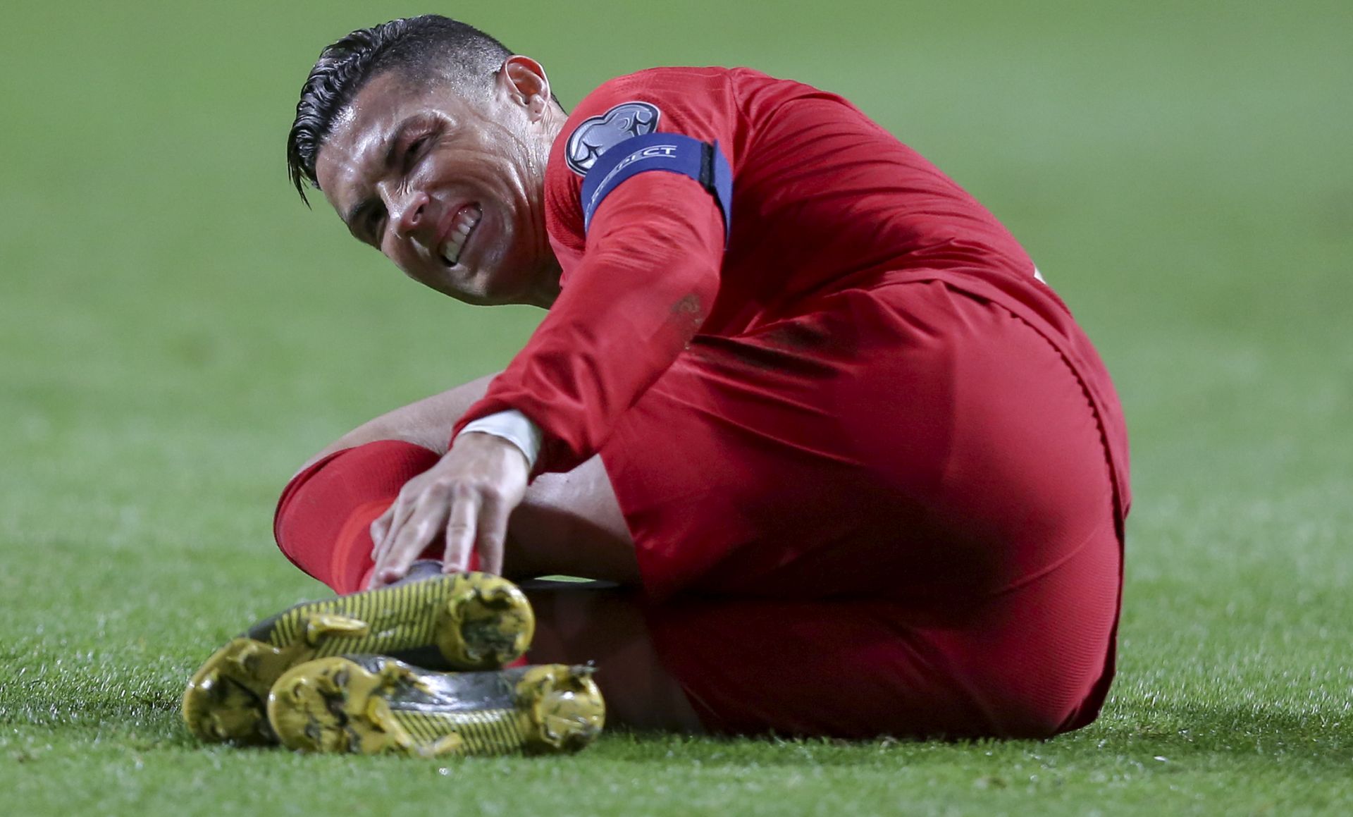 epa07456931 Portugal's Cristiano Ronaldo reacts in pain during the UEFA EURO 2020 qualification match between Portugal and Ukraine at Luz Stadium in Lisbon, Portugal, 22 March 2019.  EPA/JOSE SENA GOULAO