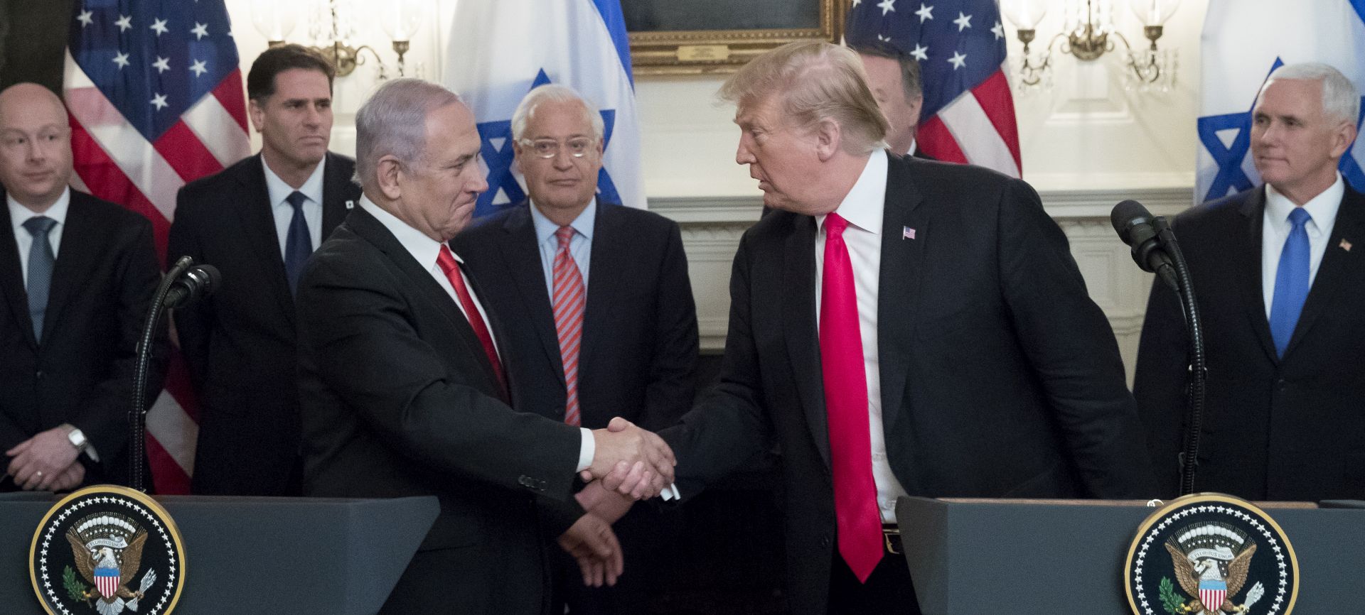 epa07462880 Prime Minister of Israel Benjamin Netanyahu (Front L) and US President Donald J. Trump (Front R) shake hands before Trump signed an order recognizing Golan Heights as Israeli territory, in the Diplomatic Reception Room of the White House in Washington, DC, USA, 25 March 2019.  EPA/MICHAEL REYNOLDS