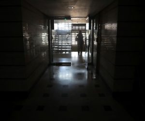 epa07463230 A group of people remain in the darkness inside the National Assembly building during a blackout in Caracas, Venezuela, 25 March 2019. A new blackout affected much of the Venezuelan territory on the same day, only three weeks after a cut that left almost the entire country without service, without the official knowledge of the extent of the current power outage.  EPA/RAYNER PENA