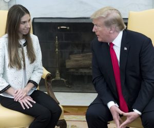 epa07467178 US President Donald J. Trump (R) meets with Fabiana Rosales (L), wife of Venezuelan opposition leader Juan Guaido; in the Oval Office of the White House in Washington, DC, USA, 27 March 2019. The US and fifty other nations support the ouster of President Nicolas Maduro, Juan Guaido.  EPA/MICHAEL REYNOLDS