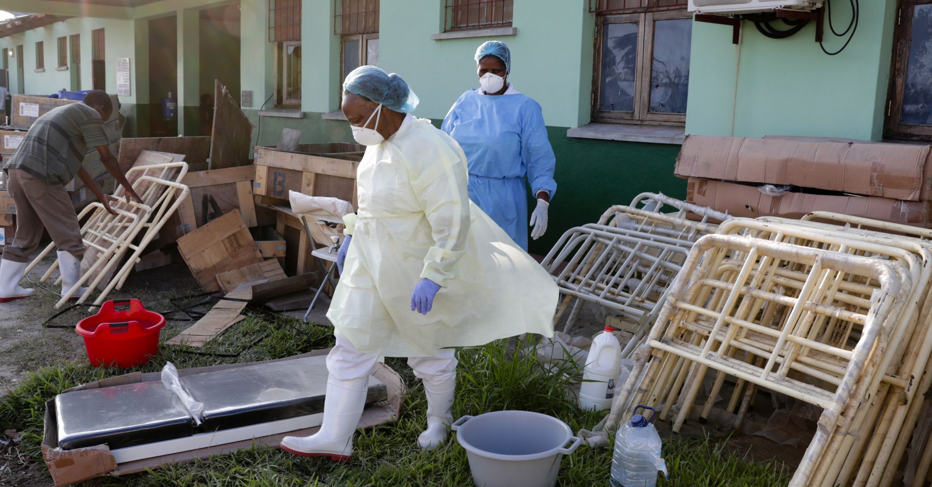 epa07469453 Mozambican doctors and nurses cleane and prepare beds in the newly opened Unicef center of Cholera treatment in the Macurungo neighbourhood of the city of Beira, after the passage of cyclone Idai, in the province of Sofala, central Mozambique, 28 March 2019. Reports state that some 1.7 million people are said to be affected across southern Africa.  EPA/TIAGO PETINGA