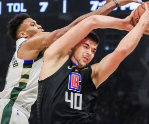 epa07469884 Los Angeles Clippers center Ivica Zubac of Croatia(R) and Milwaukee Bucks forward Giannis Antetokounmpo of Greece (L) battle for a rebound during the NBA game between the Los Angeles Clippers and the Milwaukee Bucks at Fiserv Forum in Milwaukee, Wisconsin, USA, 28 March 2019.  EPA/TANNEN MAURY SHUTTERSTOCK OUT