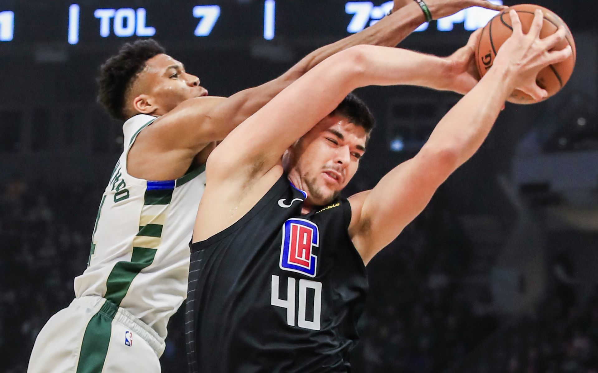 epa07469884 Los Angeles Clippers center Ivica Zubac of Croatia(R) and Milwaukee Bucks forward Giannis Antetokounmpo of Greece (L) battle for a rebound during the NBA game between the Los Angeles Clippers and the Milwaukee Bucks at Fiserv Forum in Milwaukee, Wisconsin, USA, 28 March 2019.  EPA/TANNEN MAURY SHUTTERSTOCK OUT