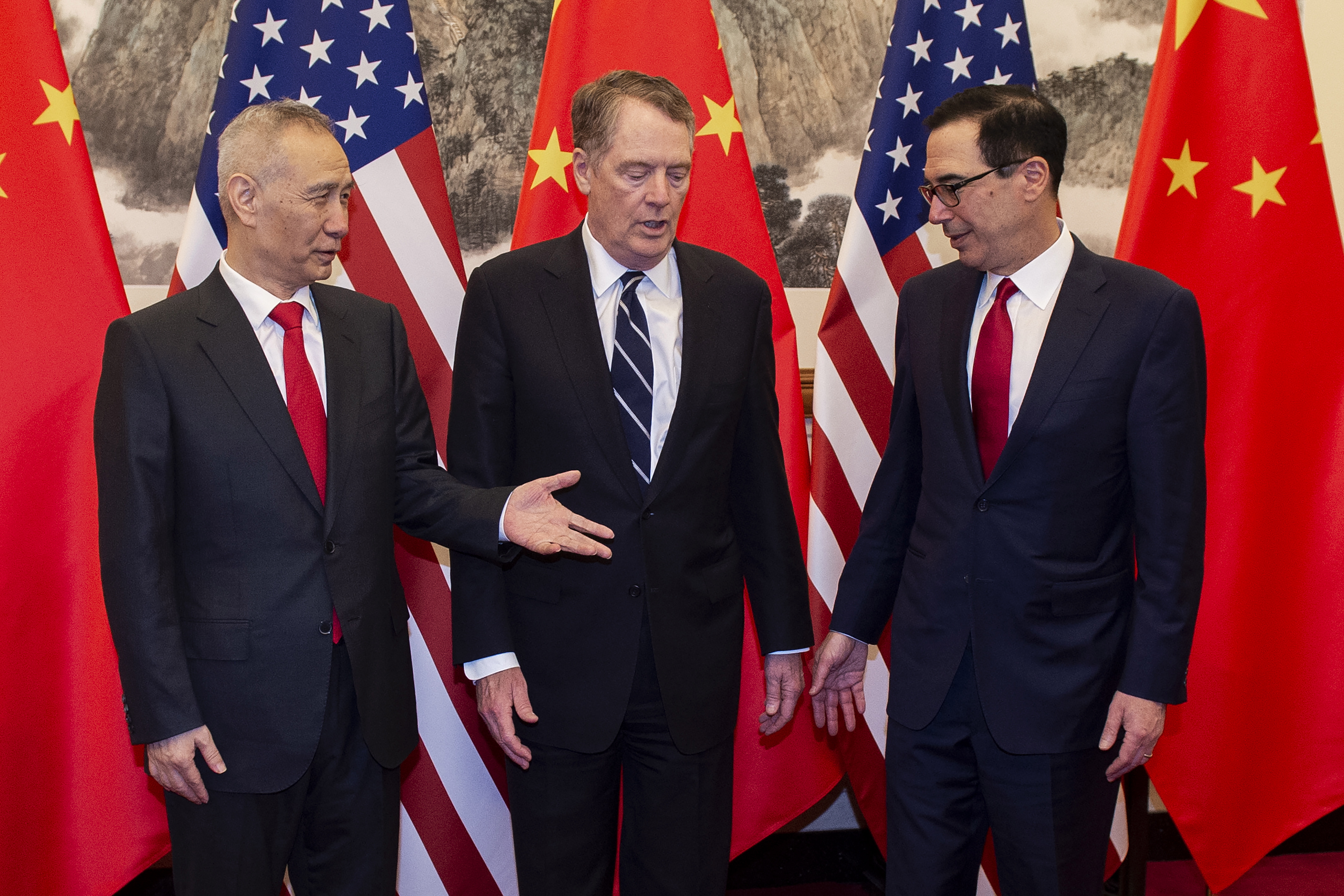 epa07469923 China's Vice Premier Liu He (C) poses for a photo with US Treasury Secretary Steven Mnuchin (R) and US Trade Representative Robert Lighthizer (L) at Diaoyutai State Guesthouse in Beijing, China, 29 March 2019.  EPA/NICOLAS ASFOURI / POOL