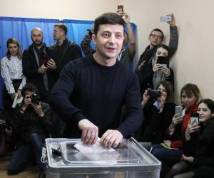 epa07475579 Ukrainian showman, comedian, and presidential candidate Volodymyr Zelenskiy (C) casts his ballot at a polling station in Kiev, Ukraine, 31 March 2019. Ukraine votes for one of 39 candidates on 31 March to decide on the country's new president.  EPA/STEPAN FRANKO