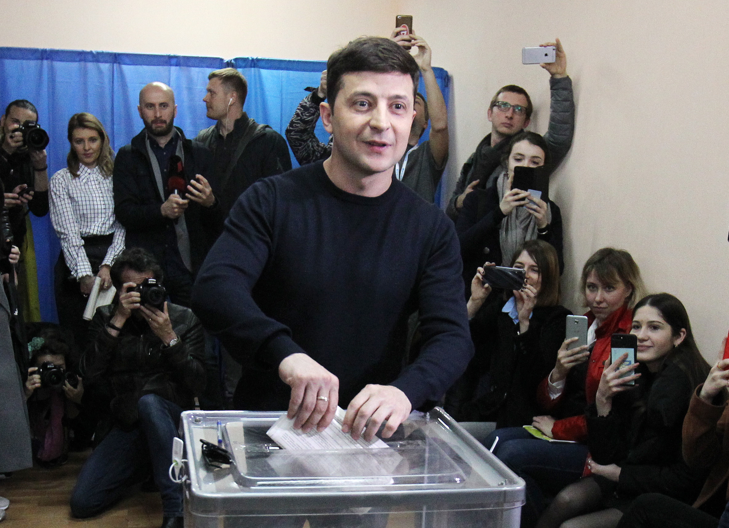 epa07475579 Ukrainian showman, comedian, and presidential candidate Volodymyr Zelenskiy (C) casts his ballot at a polling station in Kiev, Ukraine, 31 March 2019. Ukraine votes for one of 39 candidates on 31 March to decide on the country's new president.  EPA/STEPAN FRANKO