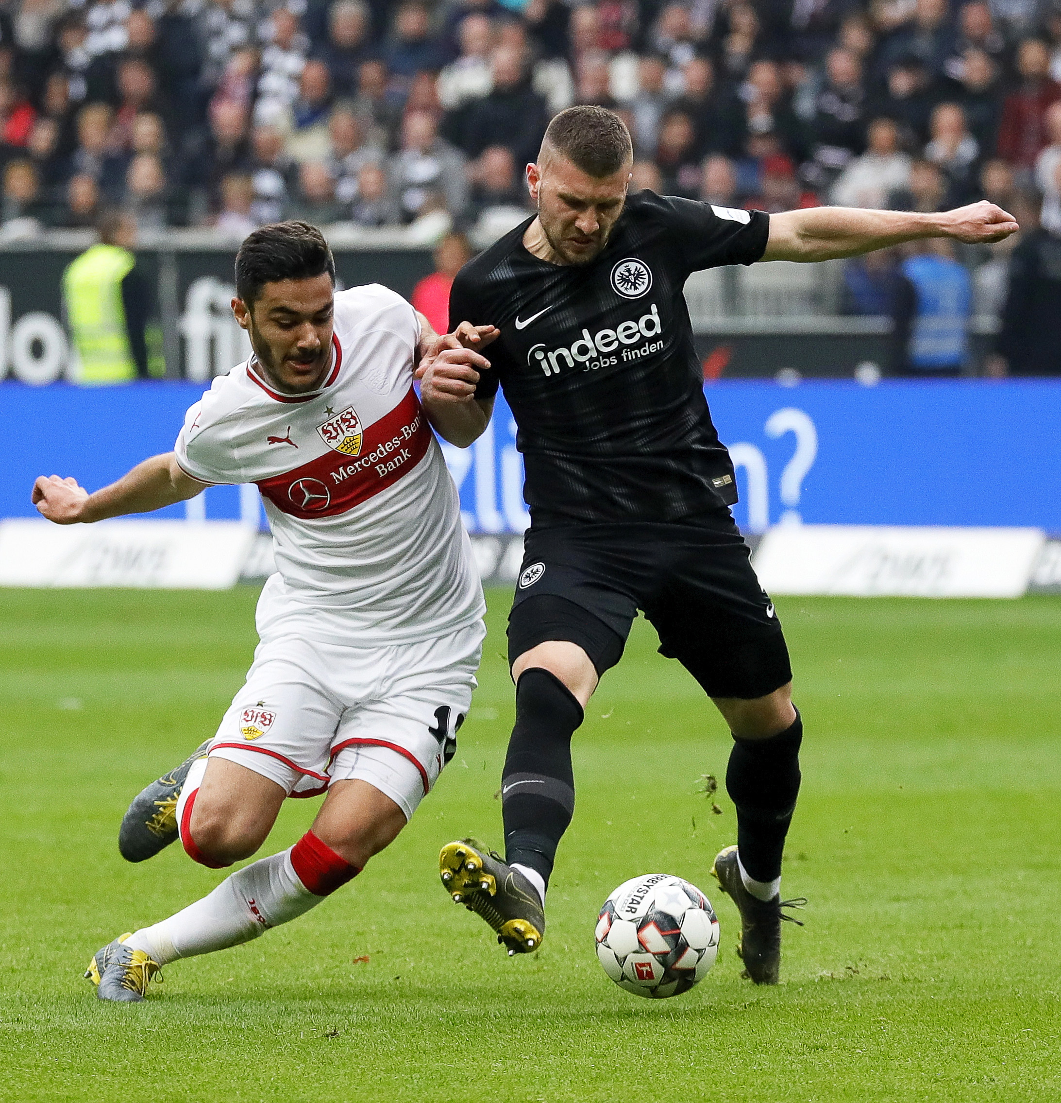 epa07476800 Frankfurt's Ante Rebic (R) in action against Stuttgart's Ozan Kabak (L) during the German Bundesliga soccer match between Eintracht Frankfurt and VfB Stuttgart in Frankfurt, Germany, 31 March 2019.  EPA/RONALD WITTEK CONDITIONS - ATTENTION: The DFL regulations prohibit any use of photographs as image sequences and/or quasi-video.