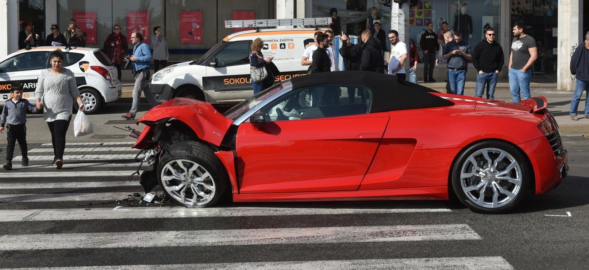 07.03.2019., Zagreb - Tri osobe ozlijedjene su u prometnoj nesreci koja se dogodila danas nesto prije 13 sati u Dubravi. U sudaru dvaju osobnih automobila ostecena su jos i dva parkirana vozila. 
Photo: Davorin Visnjic/PIXSELL