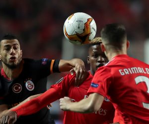 epa07386280 Benfica players Grimaldo (R) and Gedson Fernandes (C) in action against Galatasaray's Younes Balhanda (L) during their UEFA Europe League round of 32 second leg soccer match at Luz Stadium, in Lisbon, Portugal, 21 February 2019.  EPA/MANUEL DE ALMEIDA